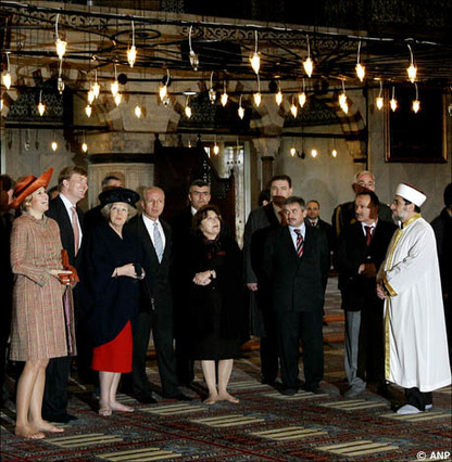 Istanbul, 1 maart 2007: De Koningin, de Prins van Oranje en Prinses Máxima bezoeken de Blauwe Moskee