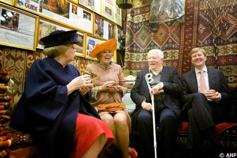 Istanbul, 1 maart 2007: De Koningin, de Prins van Oranje en Prinses Máxima drinken thee met tapijthandelaar Sisko Osman in de Grote Bazaar