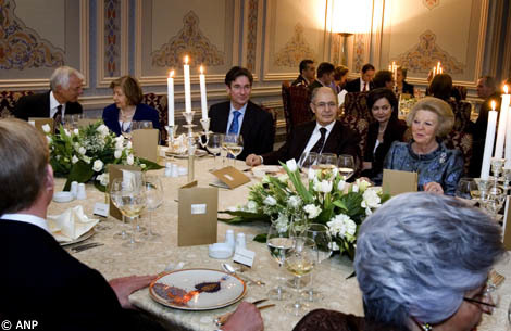 Istanbul, 1 maart 2007: Minister van Buitenlandse Zaken Verhagen, President Sezer en de Koningin aan het diner, dat door de Koningin aangeboden werd