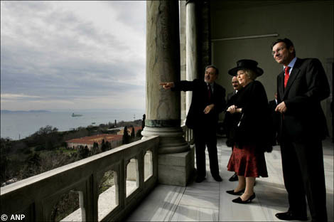 Istanbul, 2 maart 2007: Minister van Buitenlandse Zaken Verhagen en de Koningin in het Topkapi Paleis