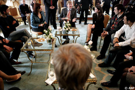 Instanbul, 2 maart 2007: De Prins van Oranje in gesprek met 12 Nederlandse studenten en 12 Turkse uit Istanbul in de Sultan Ibrahimzaal. Onderwerp van het gesprek was de evaluatie van de Forum-week tijdens het staatsbezoek