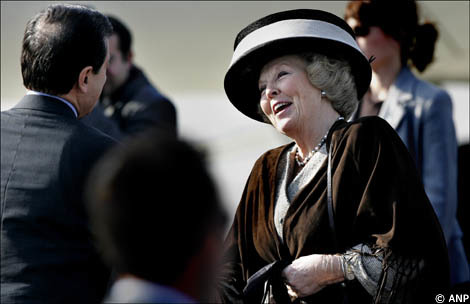 Istanbul, 2 maart 2007: De Koningin vertrekt na het staatsbezoek aan Turkije van de luchthaven van Istanbul