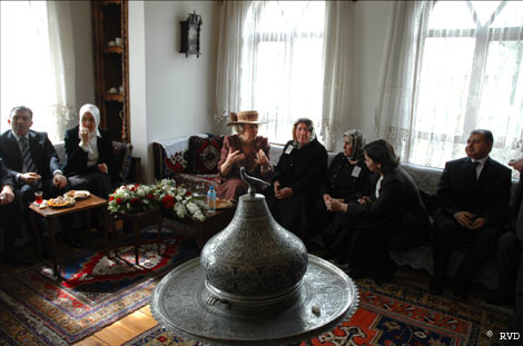 Kayseri, 28 februari 2007: de Koningin spreekt in het gastenverblijf van de stad met een groep Turken die na een vaak langdurig verblijf als gastarbeider in Nederland terugkeerden naar hun geboortestreek