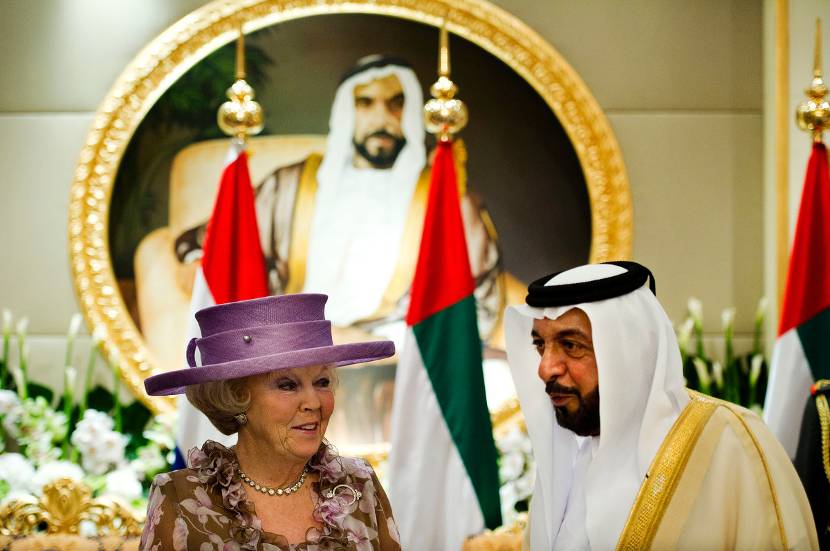 Abu Dhabi, 8 januari 2012: de Koningin wordt welkom geheten door president Khalifa bin Zayed Al Nahayan .