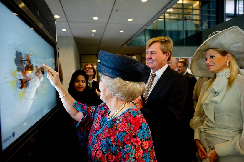 Abu Dhabi, 9 januari 2012: de Koningin plaatst een digitale handtekening in het pand van Masdar City .
