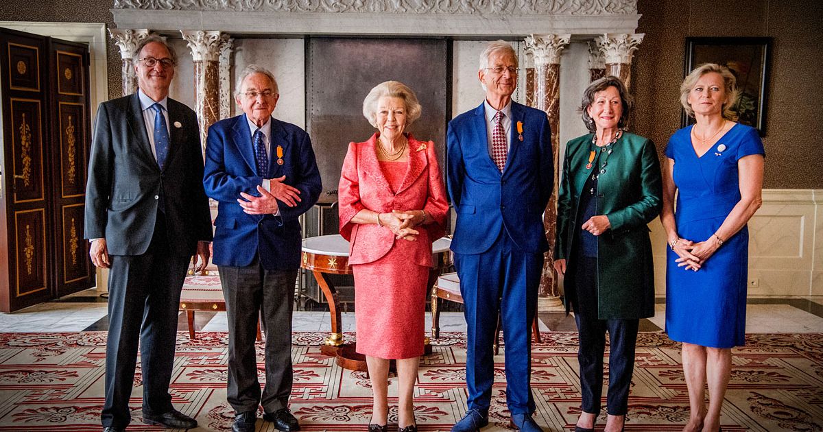 Prinses Beatrix reikt Zilveren Anjers uit